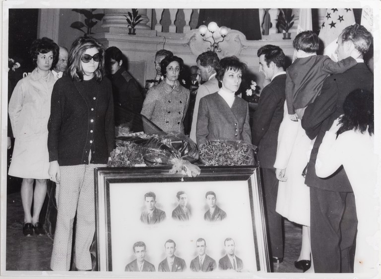 Gattatico-Reggio Emilia, 27-30 marzo 1970, Funerali di Alcide Cervi, camera ardente di Alcide nella Sala del Tricolore di Reggio Emilia, picchetto d'onore